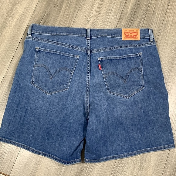 Levi’s Medium Wash “Classic Shorts” Stretch Denim 5 Pocket Style size 32 - Picture 2 of 12